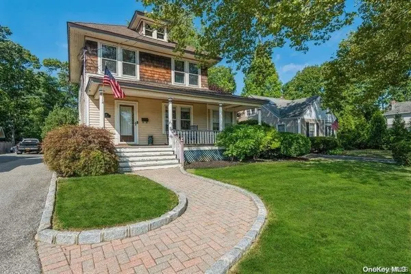19 Riverleigh PL, Amityville, NY 11701