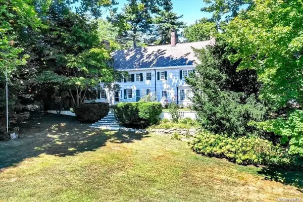 356 W Hills RD,  West Hills,  NY 11743