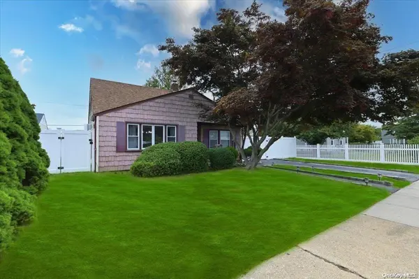 6 Firtree LN, Levittown, NY 11756