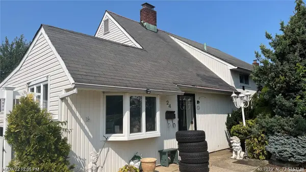24 Wildwood LN, Wantagh, NY 11793