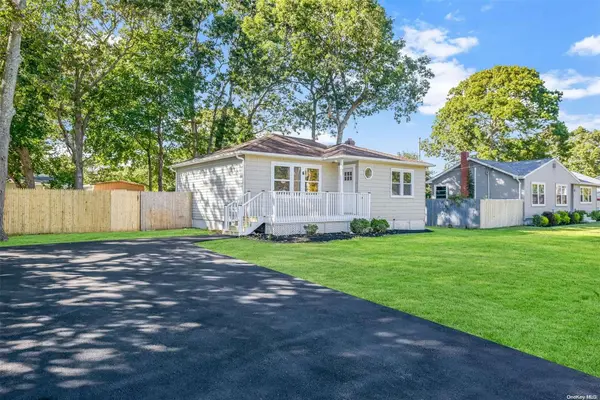 6 Heston RD, Shirley, NY 11967