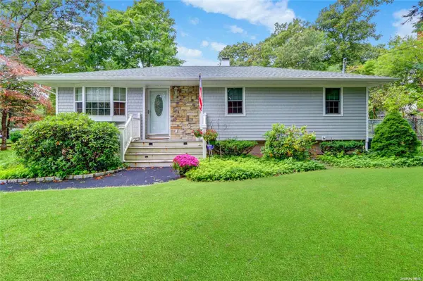 42 Ridge RD, Shirley, NY 11967