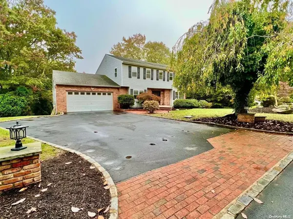 11 Tradewinds DR, Bayville, NY 11709