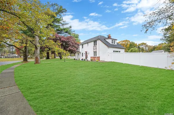 3 Brentwood Pkwy, Brentwood, NY 11717