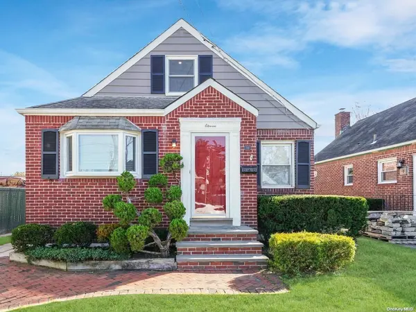 11 Peachgrove DR, West Hempstead, NY 11552