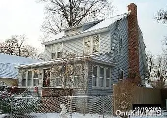 21 Rolling ST, Lynbrook, NY 11563