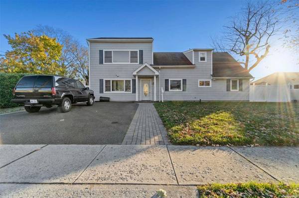 6 Regal Lane LN, Levittown, NY 11756