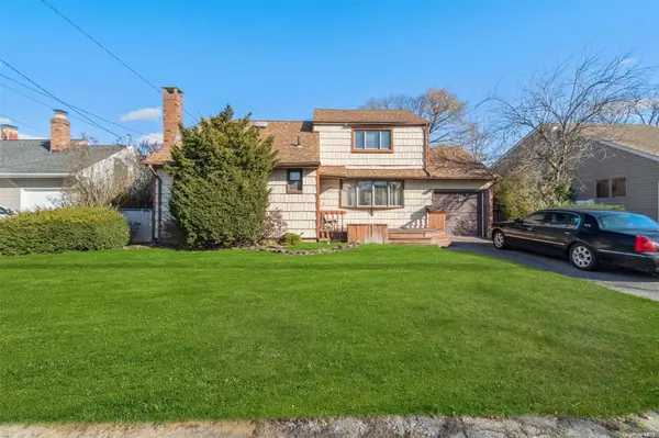 17 Kenneth LN, North Babylon, NY 11703