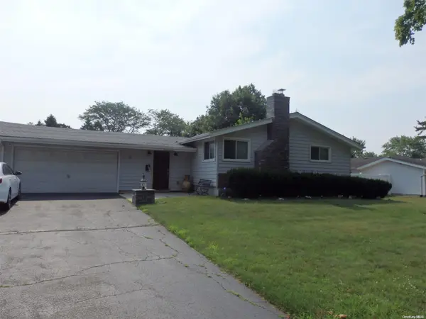 18 Lauren AVE, Dix Hills, NY 11746