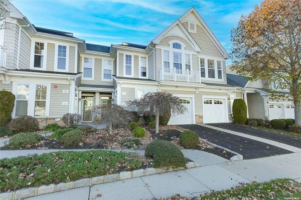 63 Symphony DR #63, Lake Grove, NY 11755