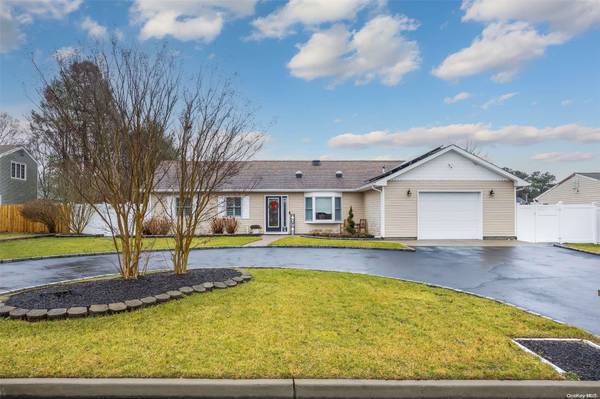 18 Thrasher AVE, Bellport, NY 11713