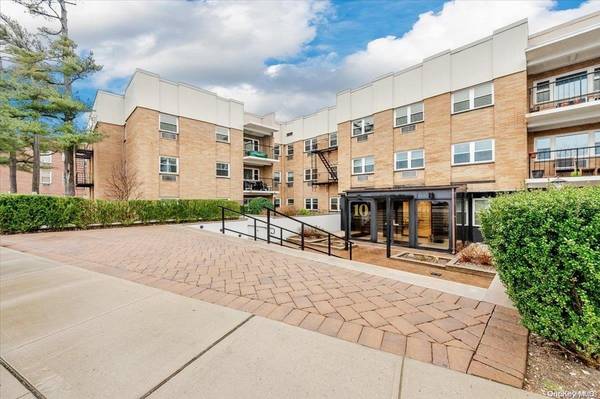 10 Lenox RD #2-A, Rockville Centre, NY 11570