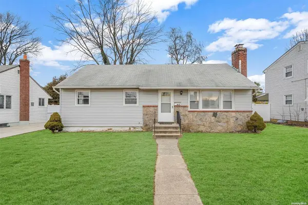 19 Dakota ST, Hicksville, NY 11801