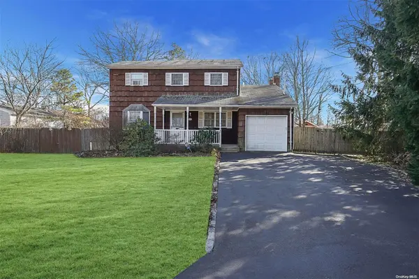62 Winston DR, Shirley, NY 11967