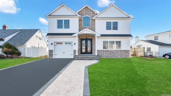 42 Autumn LN, Hicksville, NY 11801