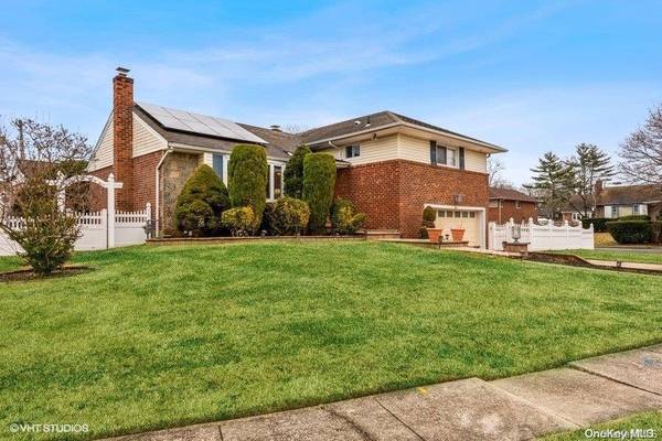 844 Leonard DR, Westbury, NY 11590