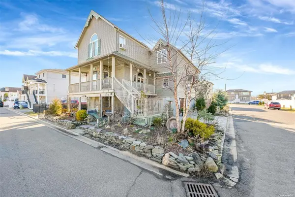 825 Arctic ST, Lindenhurst, NY 11757