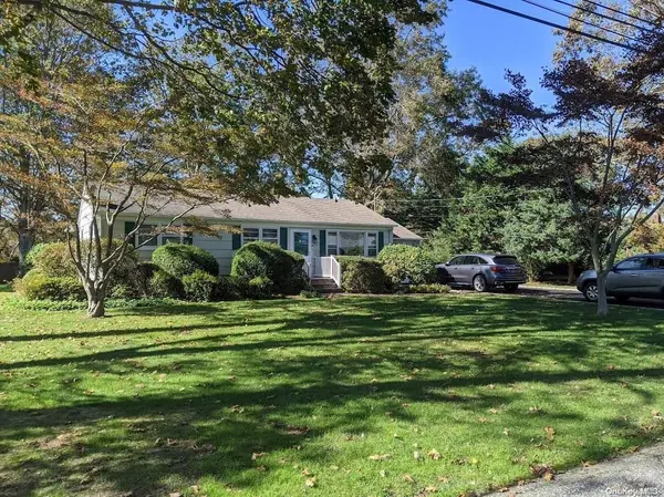 128 Evergreen LN, East Patchogue, NY 11772