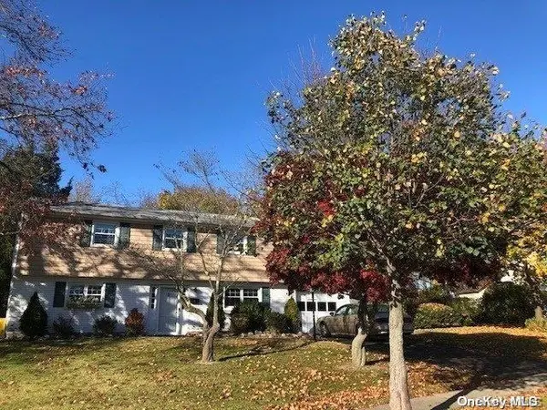 3 Donald DR, Old Bethpage, NY 11804