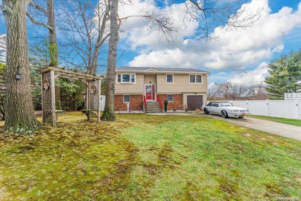 44 Summit ST, Plainview, NY 11803