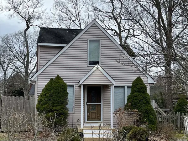 84 Aspen RD, Mastic Beach, NY 11951