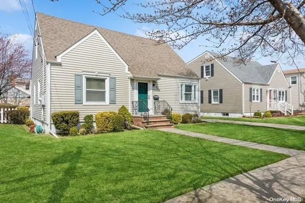 113 Fourth ST, New Hyde Park, NY 11040