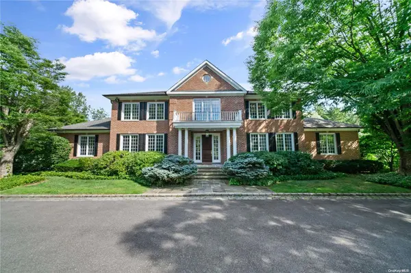 23 Evans DR, Brookville, NY 11545