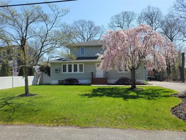 37 Surrey DR, Center Moriches, NY 11934