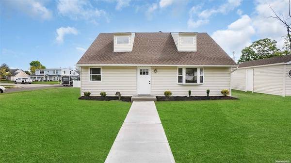 3120 Salem LN, Levittown, NY 11756