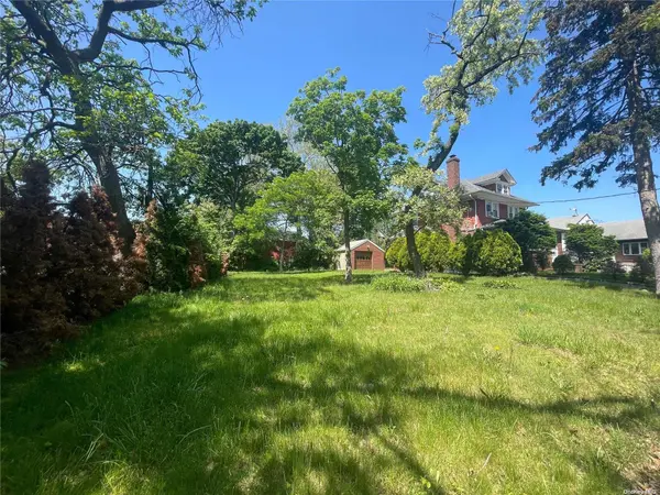 87-02 256th Street, Floral Park, NY 11001