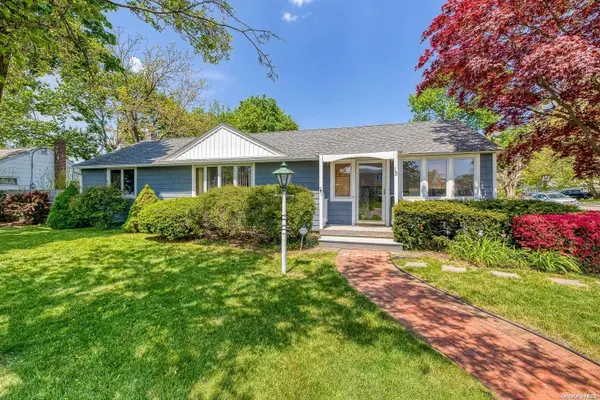 15 Sioux DR, Bay Shore, NY 11706