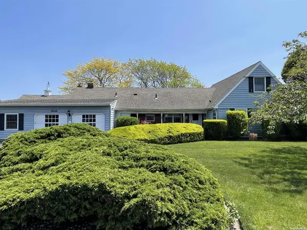 20 Sexton DR, West Islip, NY 11795