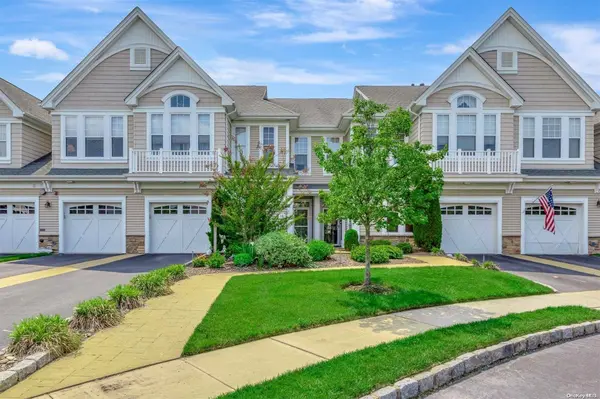 16 Sonata CT #16, Lake Grove, NY 11755