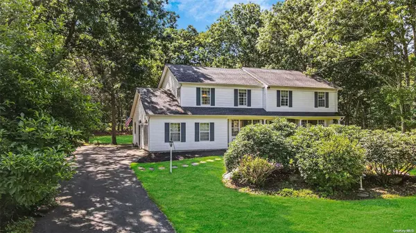 25 Golf Club CIR, Manorville, NY 11949
