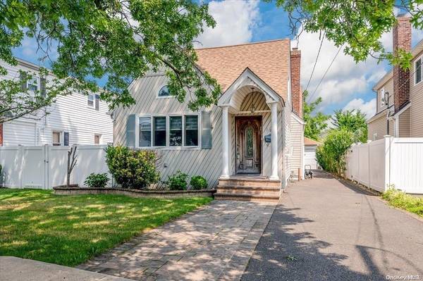 1879 Charles ST, Merrick, NY 11566