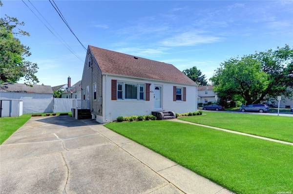 897 New ST, Uniondale, NY 11553