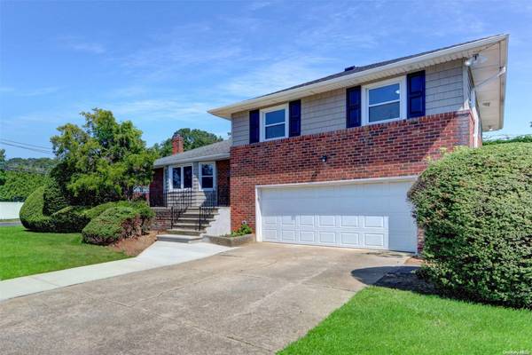 4007 Hudson AVE, Seaford, NY 11783