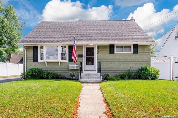 472 Ayers PL, Oceanside, NY 11572