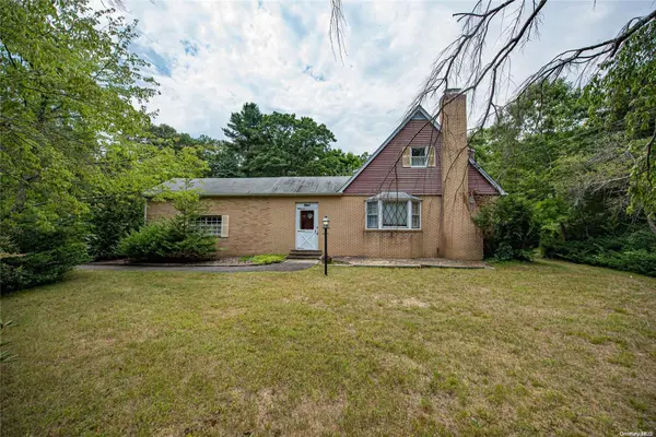 20 Winston DR, Smithtown, NY 11787