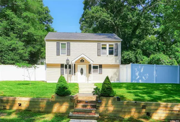 69 Twilight RD, Rocky Point, NY 11778