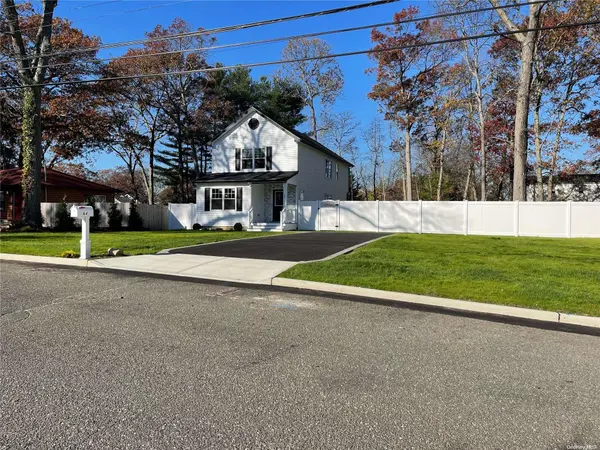 64 Kirk AVE, Ronkonkoma, NY 11779