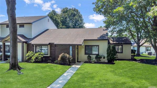 18 Blue Point RD #18, Holtsville, NY 11742