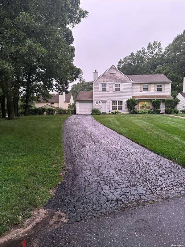 13 Raccoon PATH #13, Coram, NY 11727
