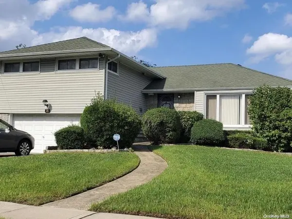 28 Wilbur LN, Roosevelt, NY 11575