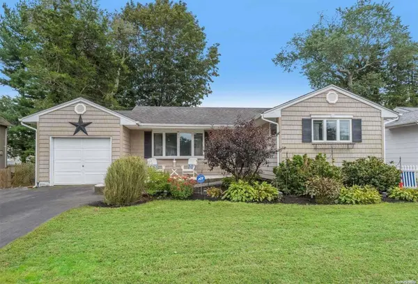 17 Nimitz ST, Huntington, NY 11743