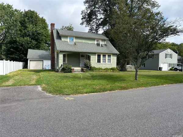 18 Terry AVE, Amityville, NY 11701