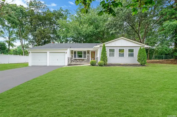 32 Winfield Davis DR, Coram, NY 11727