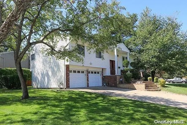 441 Elm DR, Roslyn, NY 11576