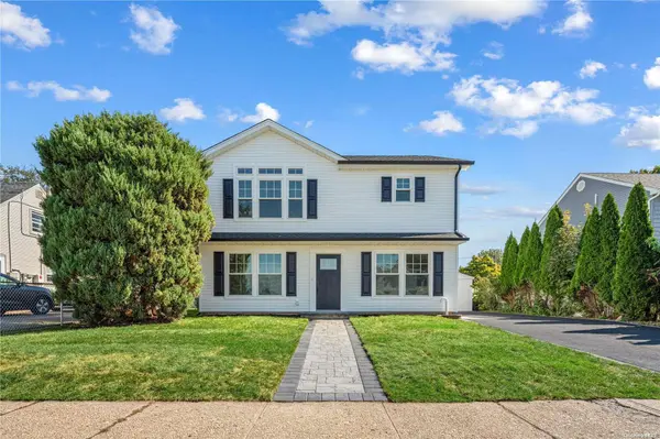 57 Center LN, Levittown, NY 11756