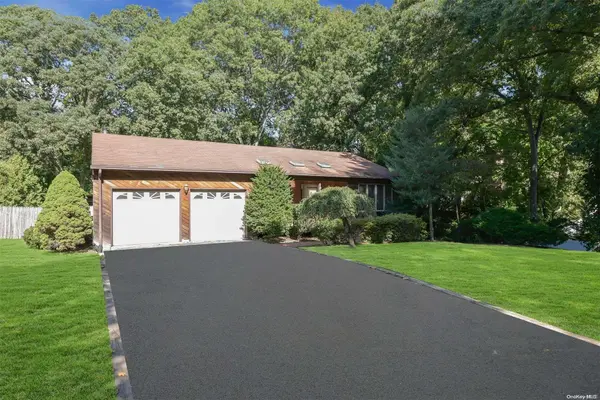 3 Springbriar LN, Kings Park, NY 11754